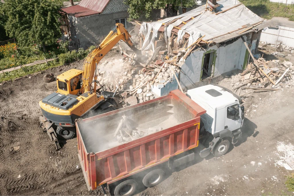 Вывоз мусора после сноса зданий с выездом в Самаре в октябре